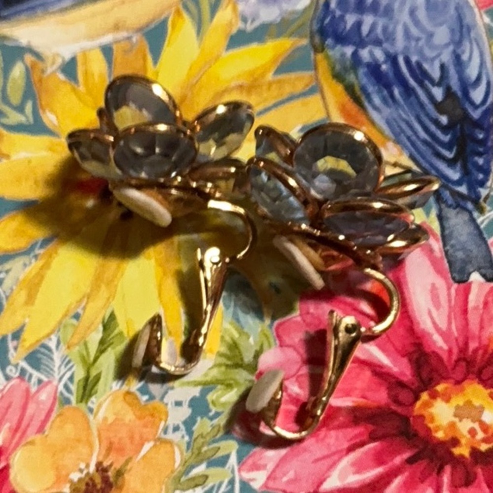 Vintage clip earrings. Blue clusters of flowers on gold toned backing. - Picture 3 of 4